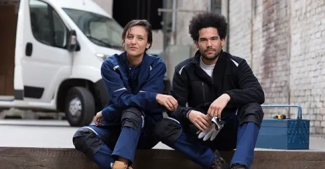 Deux personnes assisent portant des EPI de la collection streetwear